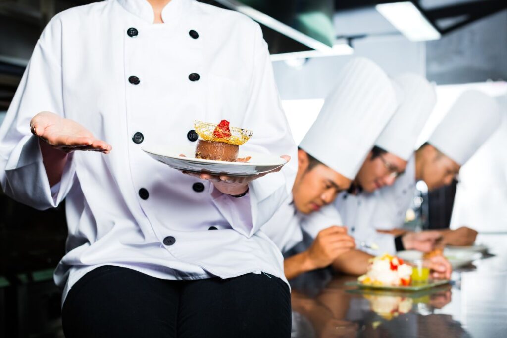 Odzież gastronomiczna dla restauracji. Co powinien mieć profesjonalny personel?